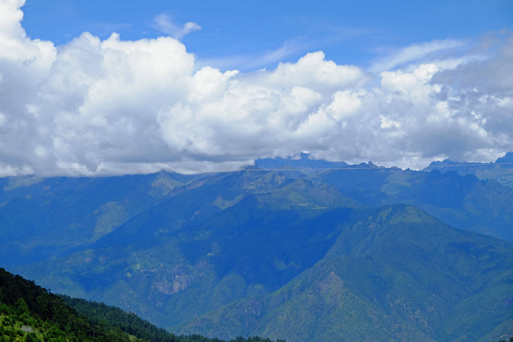 チェレラ峠からヒマラヤ山脈を望む
