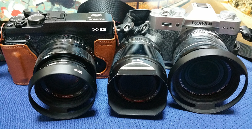 二台の富士フイルムミラーレスカメラ