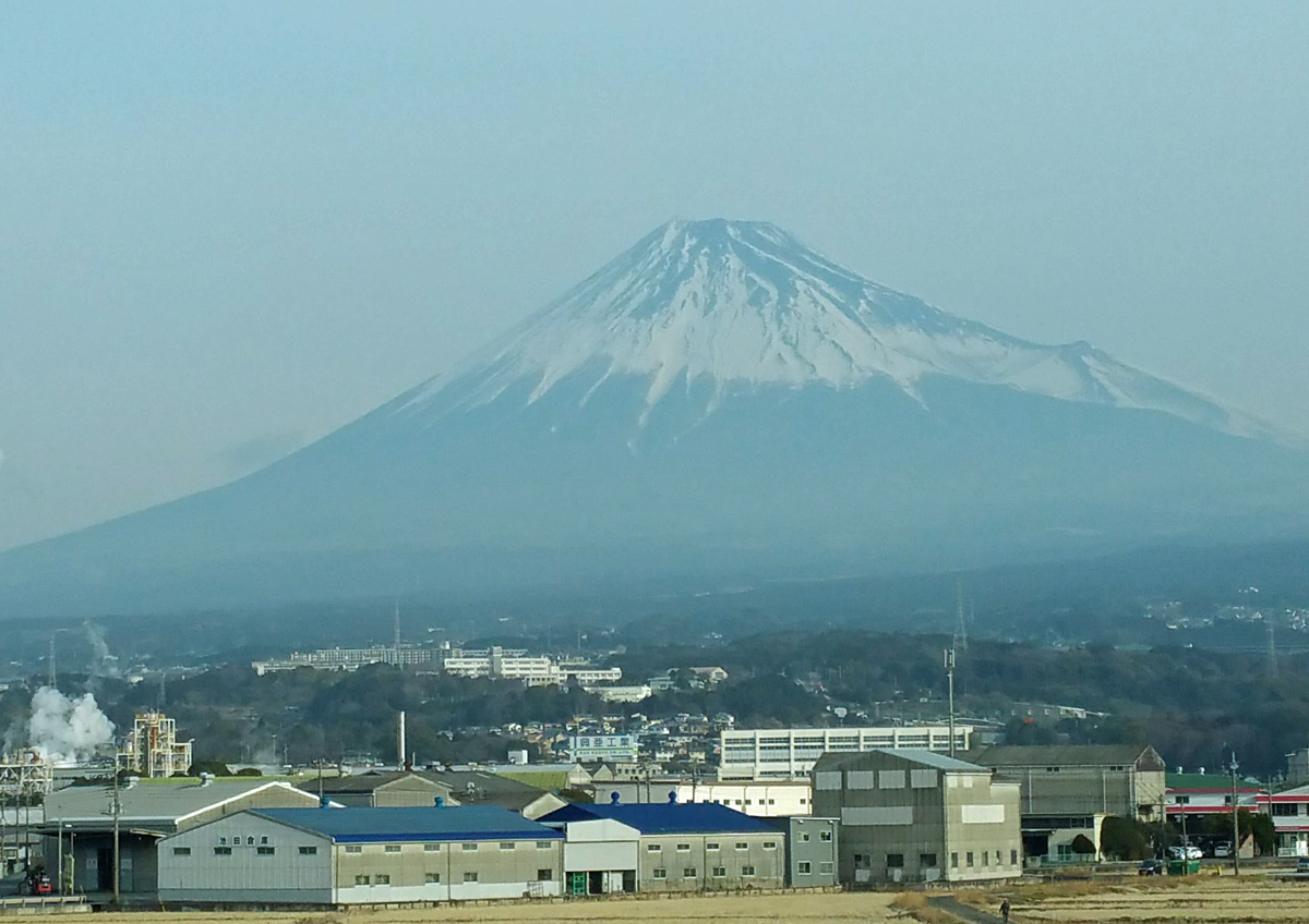 仰ぎ見る富士山